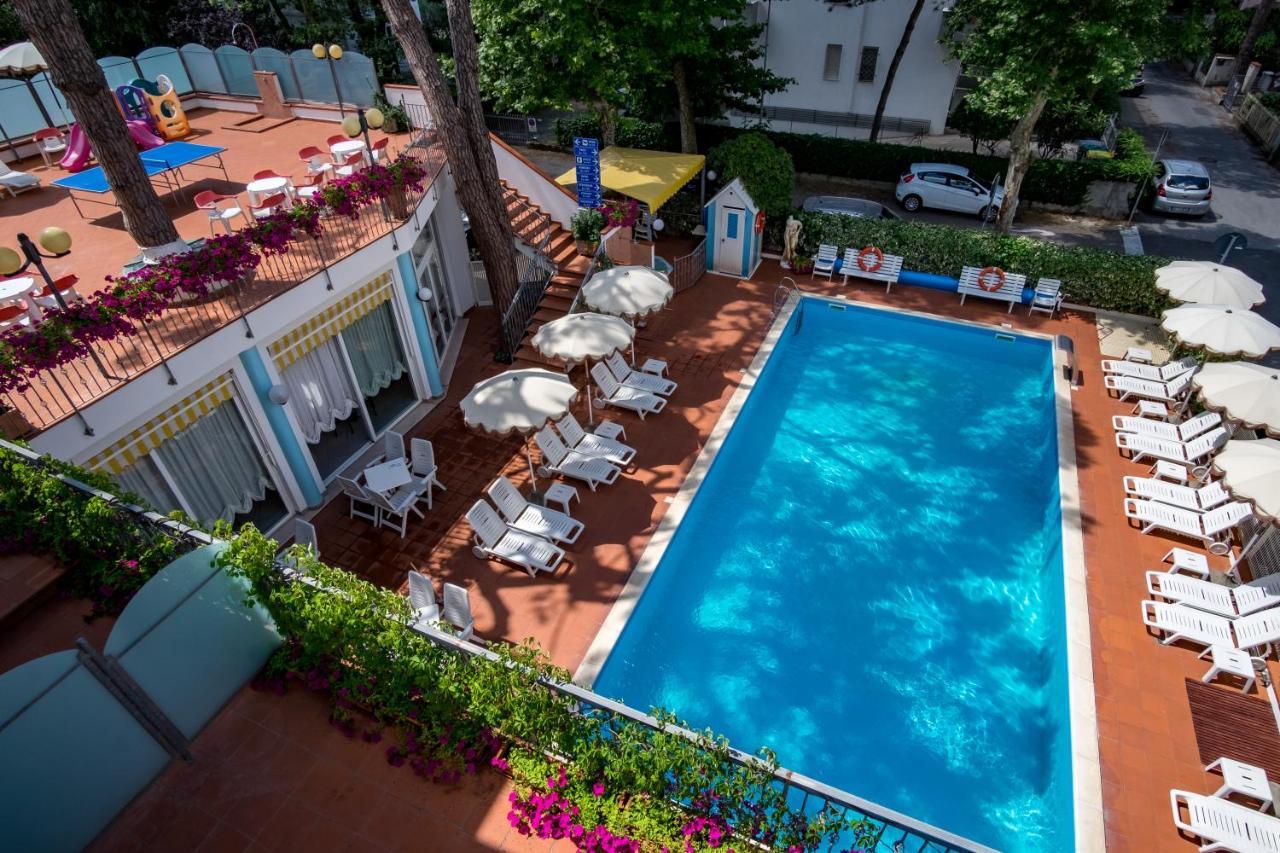 百花别墅酒店 Viserbella di Rimini 外观 照片