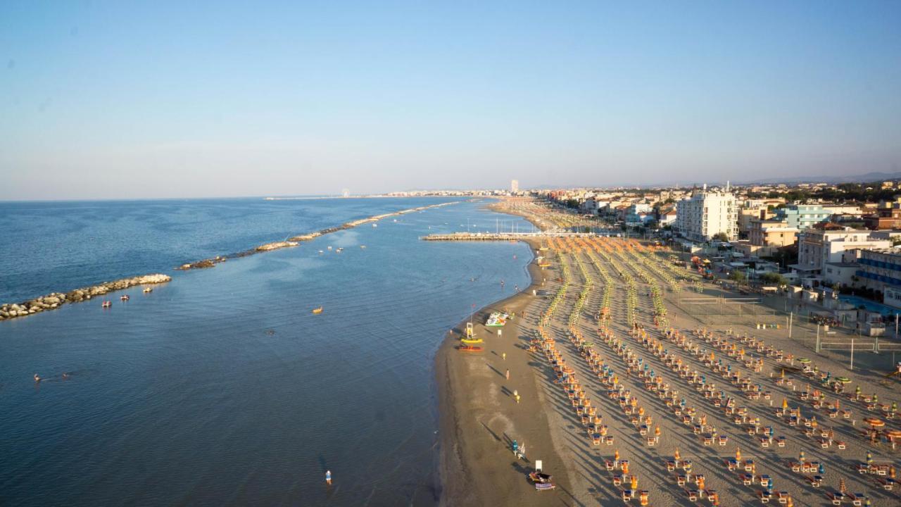 百花别墅酒店 Viserbella di Rimini 外观 照片
