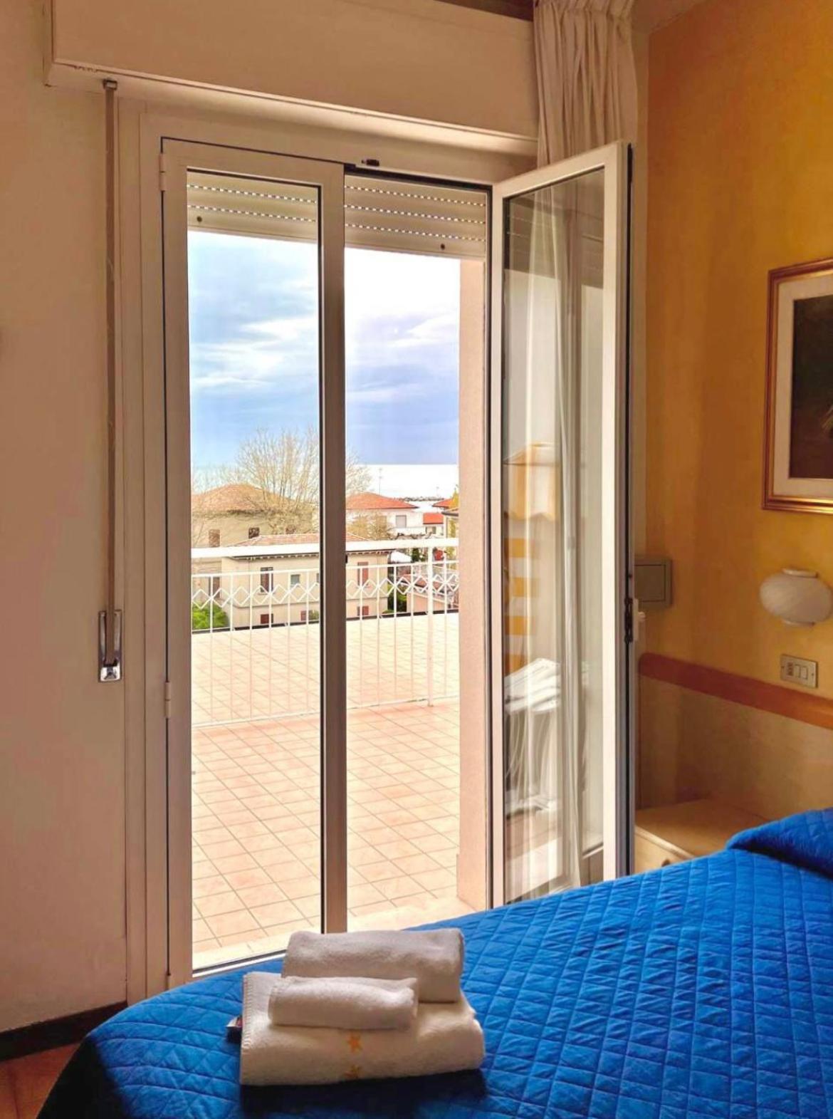 百花别墅酒店 Viserbella di Rimini 外观 照片