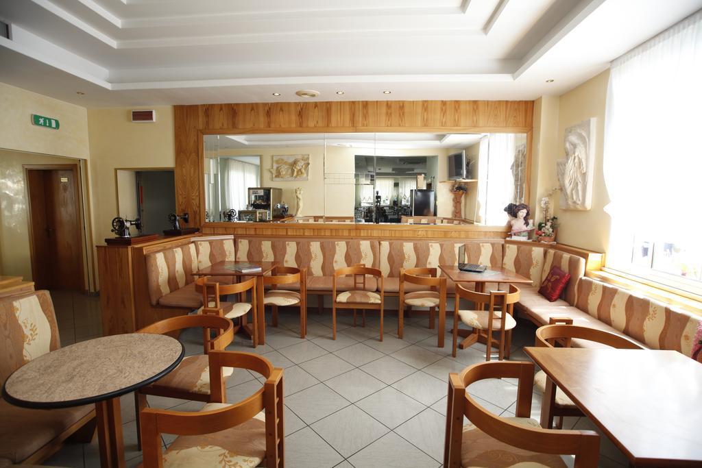 百花别墅酒店 Viserbella di Rimini 外观 照片